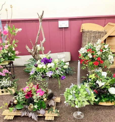 Flower arranging led by Lynne Christmas 2022 - photo 4
